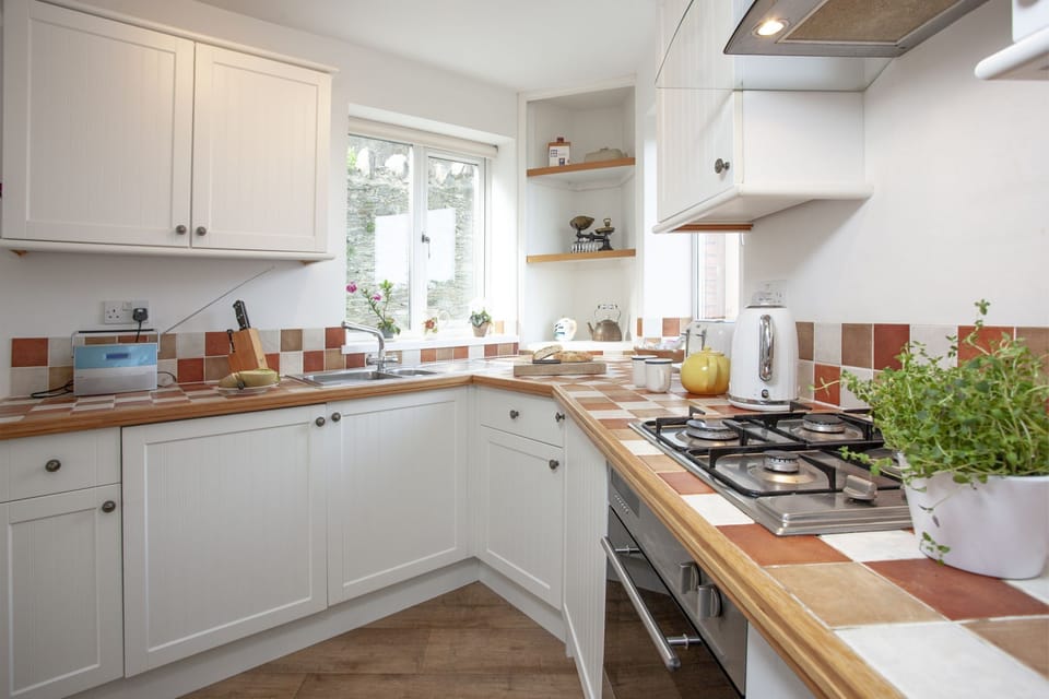 Kitchen with toaster, kettle, tea and coffee facilities - Cliff Cottage