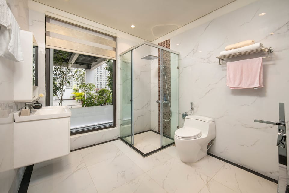 Family Double Room | Bathroom | Free toiletries, hair dryer, slippers, towels