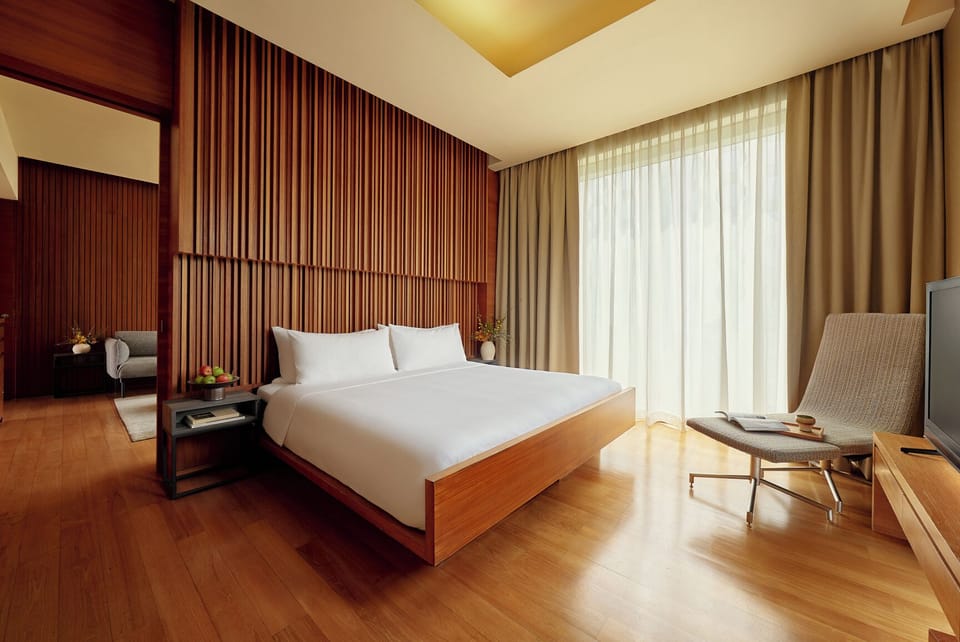 Suite | In-room safe, desk, laptop workspace, blackout drapes