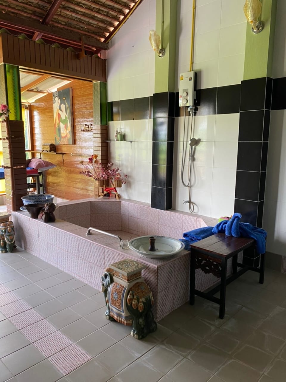 Suite Villa Room | Bathroom | Shower, bidet