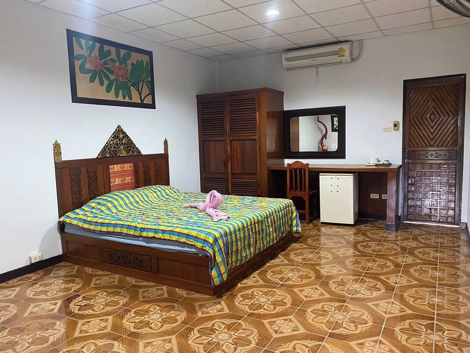 Desk, free WiFi, bed sheets