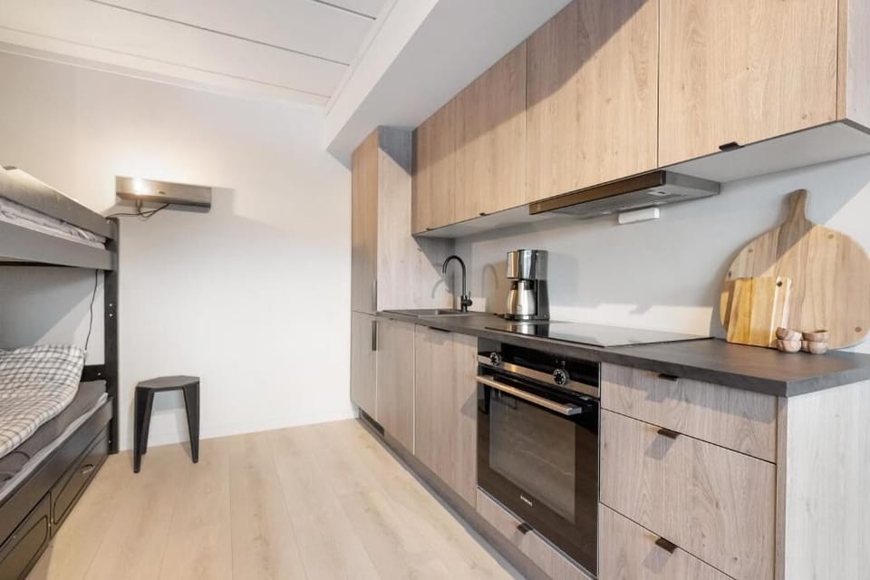 Apartment, Mountain View | Private kitchen | Highchair