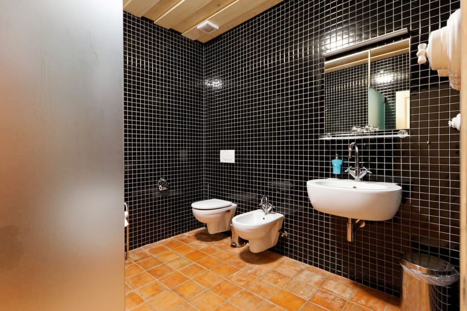 Deluxe Double Room (Plus) | Bathroom | Shower, free toiletries, heated floors (bathroom), towels