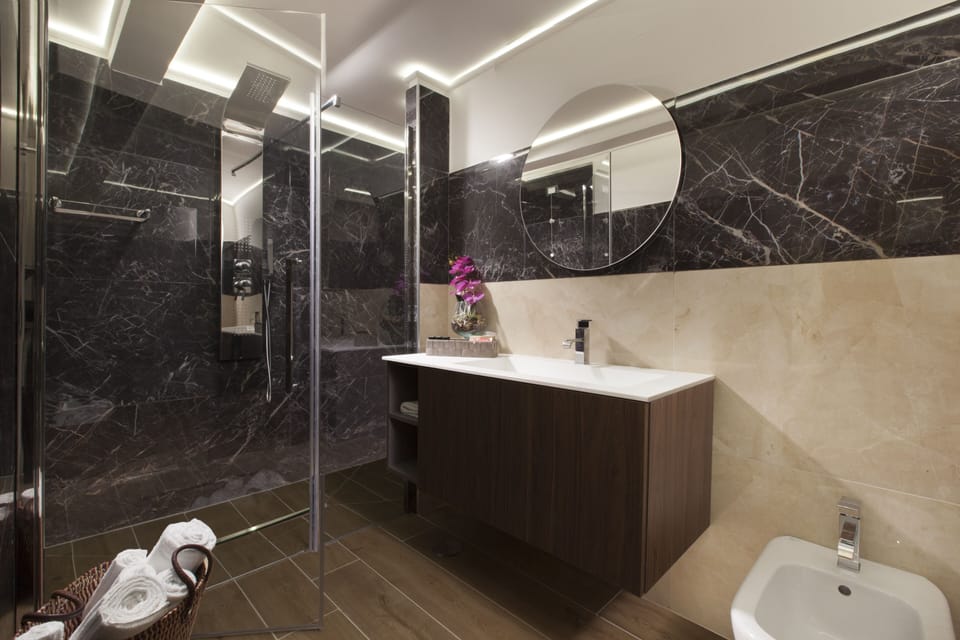 Family Room | Bathroom | Shower, rainfall showerhead, hair dryer, bathrobes