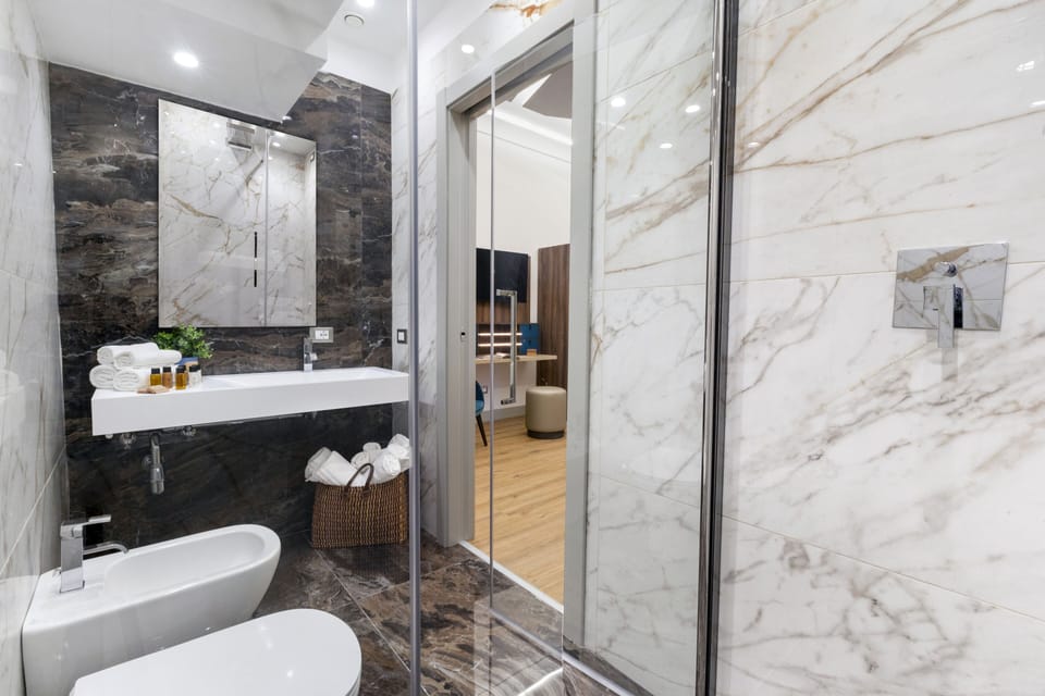 Classic Room | Bathroom | Shower, rainfall showerhead, eco-friendly toiletries, hair dryer