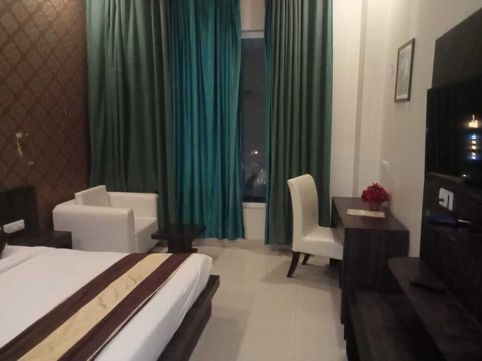 Deluxe Room | Individually furnished, desk, laptop workspace, iron/ironing board