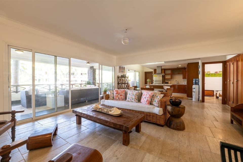 Living room with A/C and Smart TV—perfect for relaxing indoors.