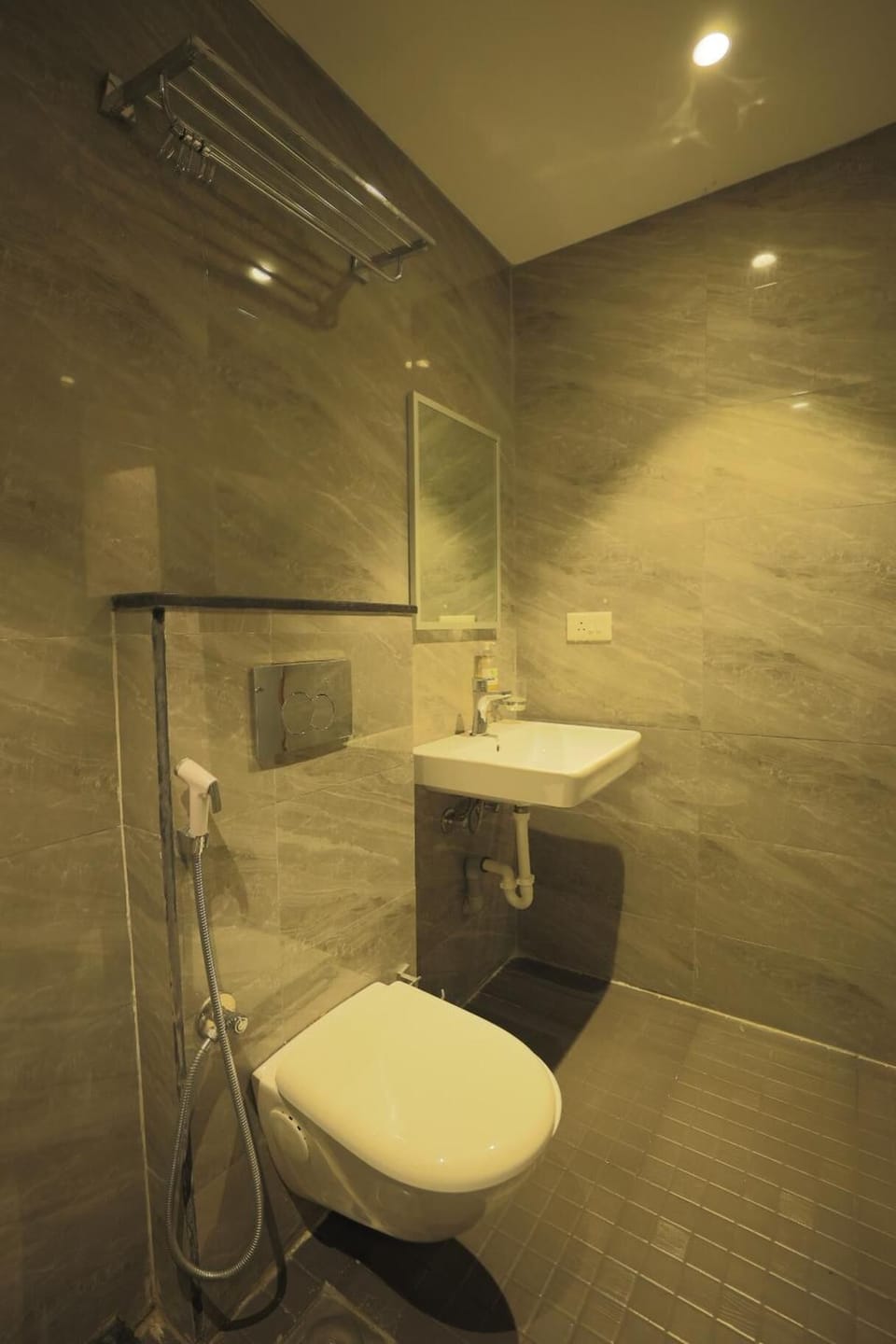 Shower, free toiletries, towels