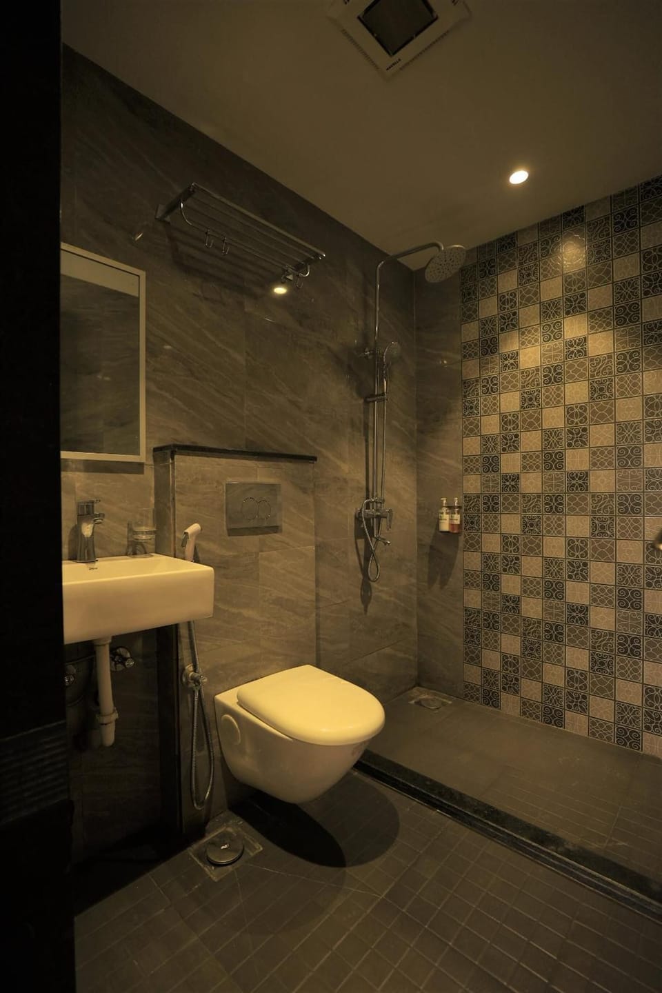 Shower, free toiletries, towels