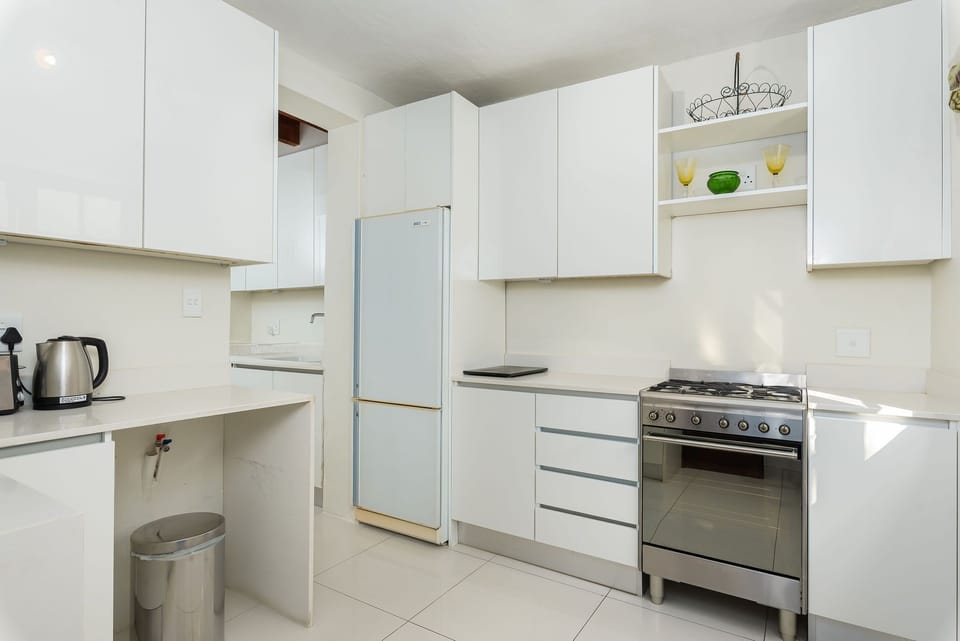 Classic House | Private kitchen | Full-size fridge, microwave, oven, stovetop
