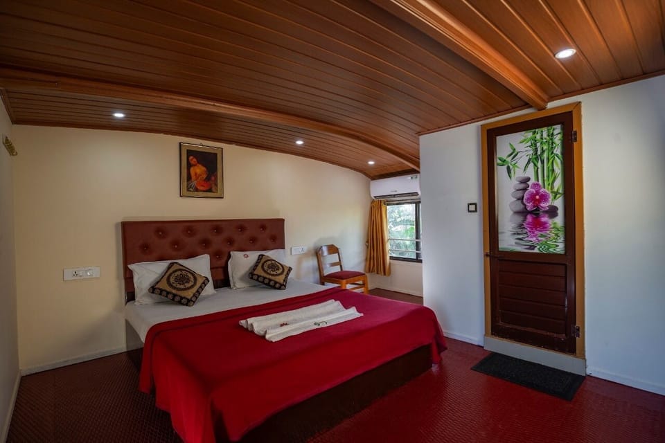 Two Bed Deluxe A/C Houseboat (AC timings- 0800PM-0800AM) | Premium bedding, free WiFi, bed sheets