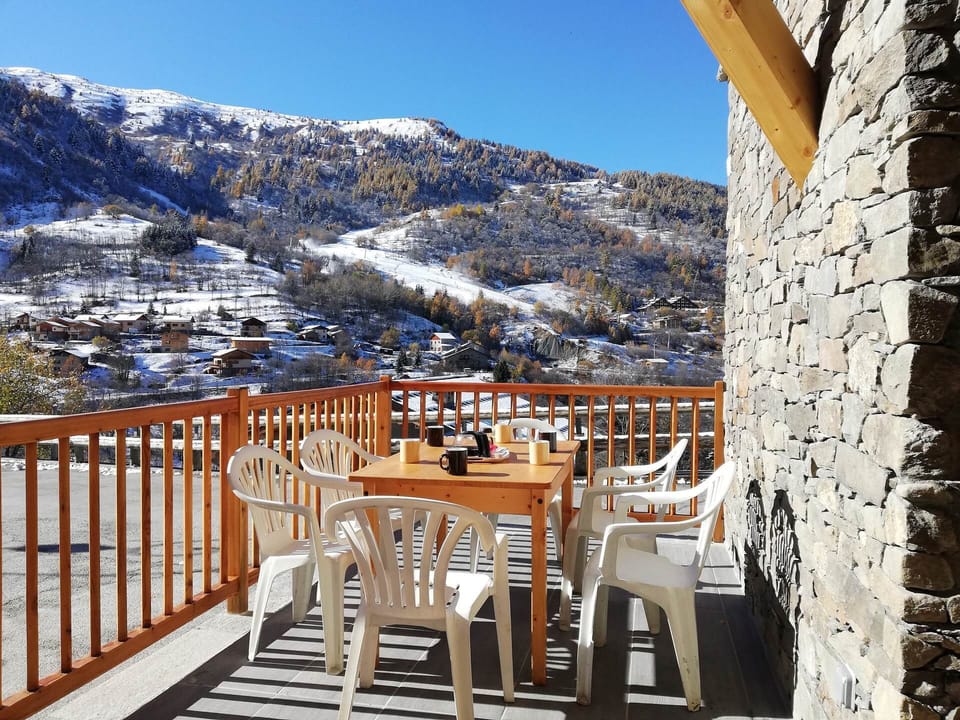 Grande Terrasse privative en pierre avec vue montagne, plein Sud