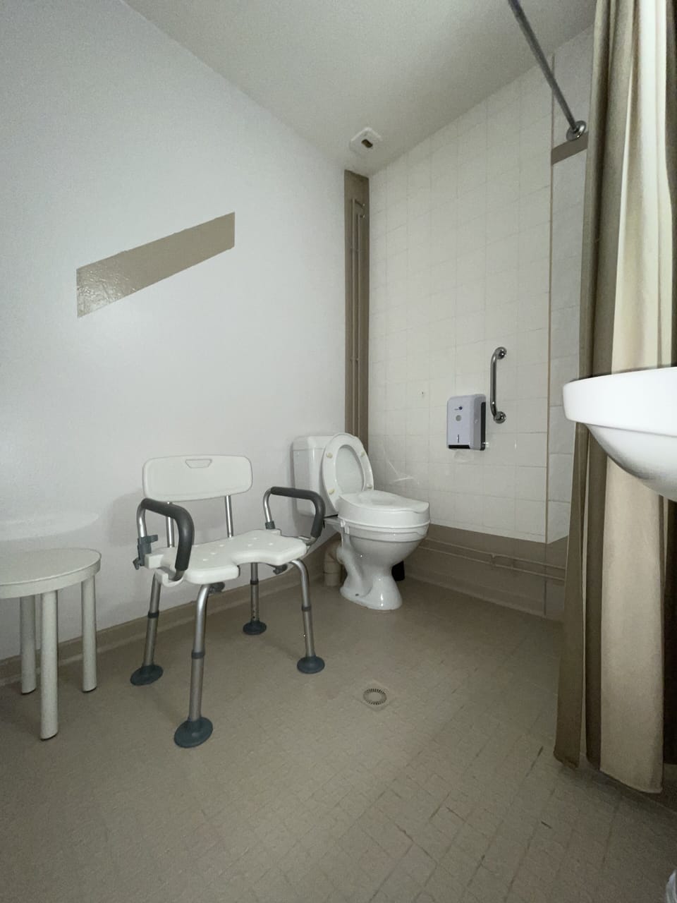 Classic Double Room | Bathroom | Shower, hair dryer, towels