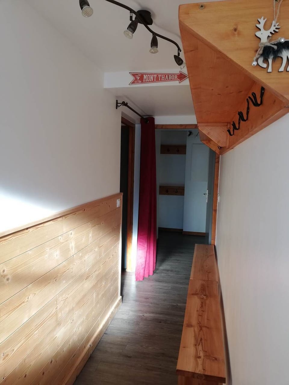 Entrée avec rangement et banc