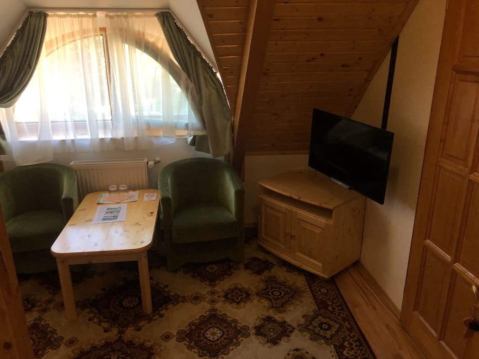 Triple Room, Lake View | Iron/ironing board, cribs/infant beds, rollaway beds, free WiFi
