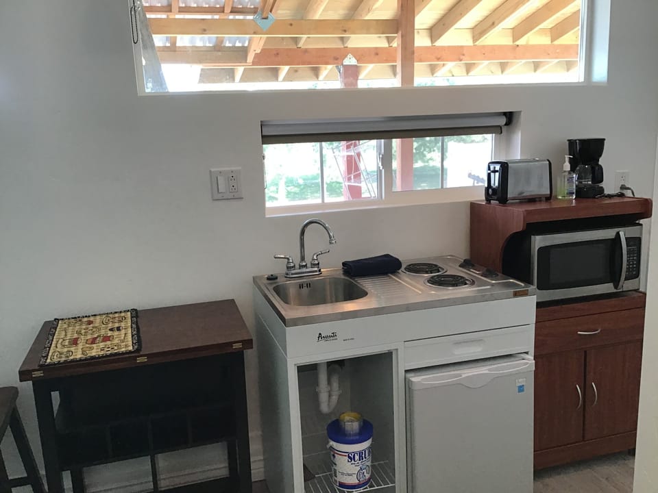 Kitchenette. 