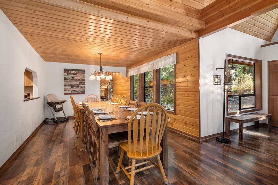 Highlander Lodge - Table dining for 14.