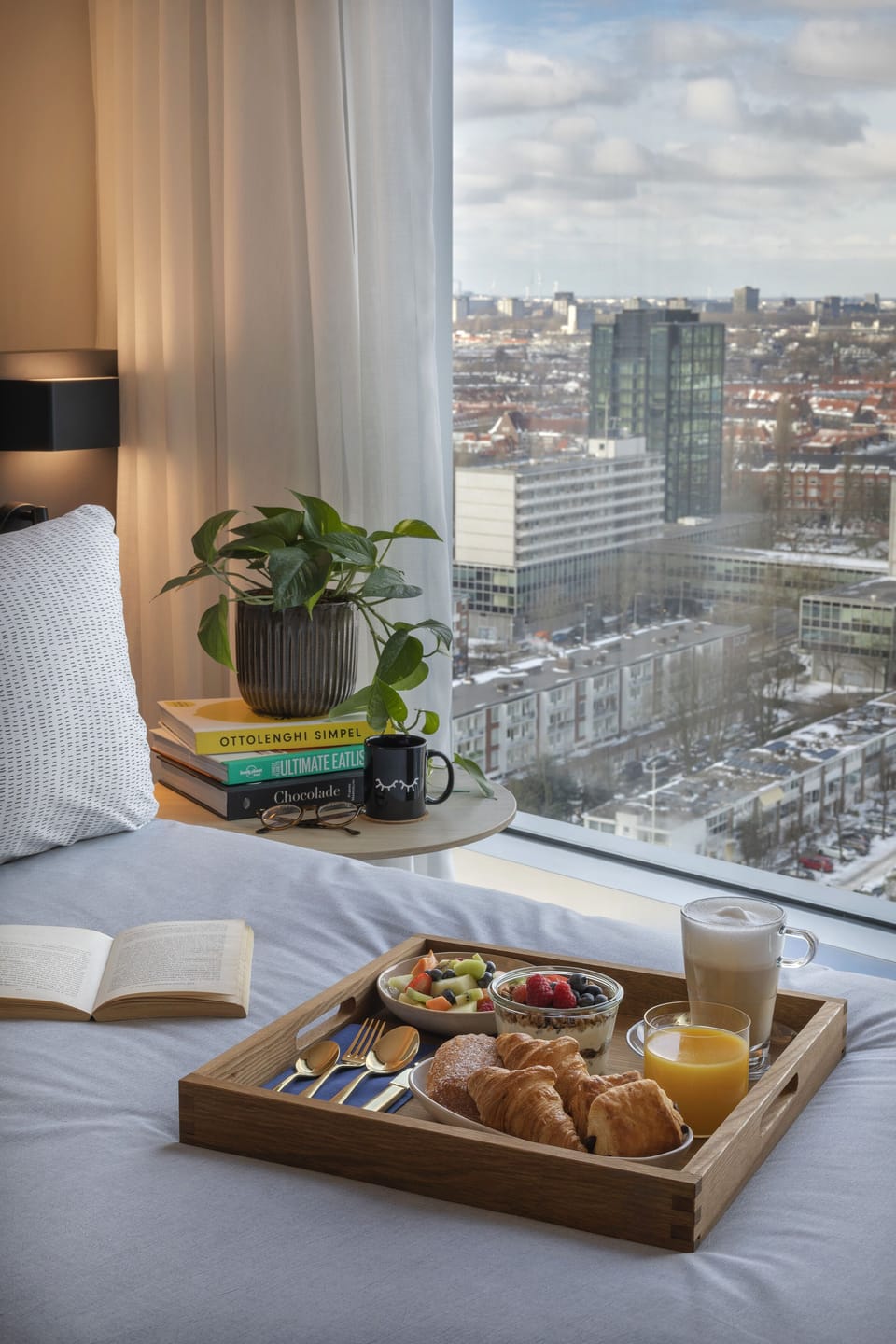 Hypo-allergenic bedding, free minibar, desk, laptop workspace