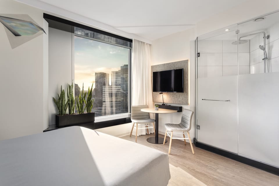 Loft (The Loft Sky View) | Hypo-allergenic bedding, free minibar, desk, laptop workspace