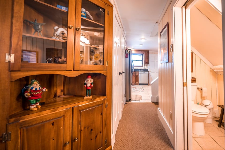 Elevation Vacation Rentals - Snowed Inn - Main Floor (2)