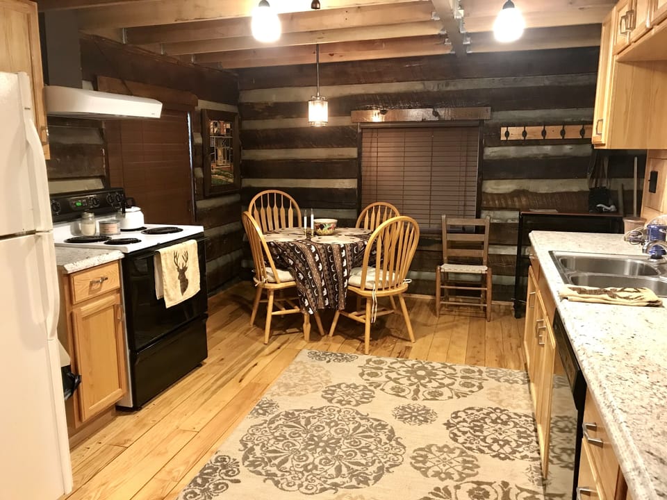 Elevation Vacation Rentals - The Farm - Kitchen + Dining Area