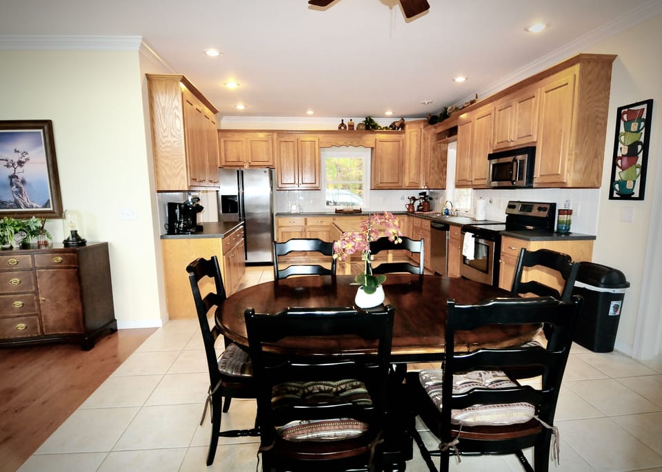 Dining area looking at fully stocked kitchen