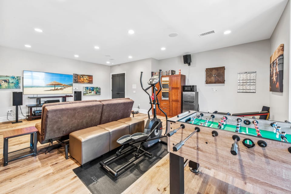 2F Group Bedroom & Entertainment Room (9 TwinXL)