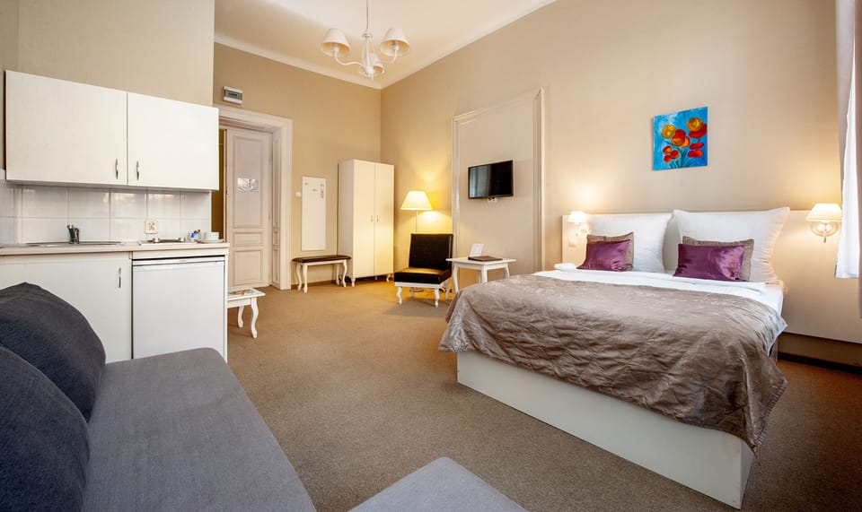 Triple Room | Minibar, in-room safe, desk, blackout drapes