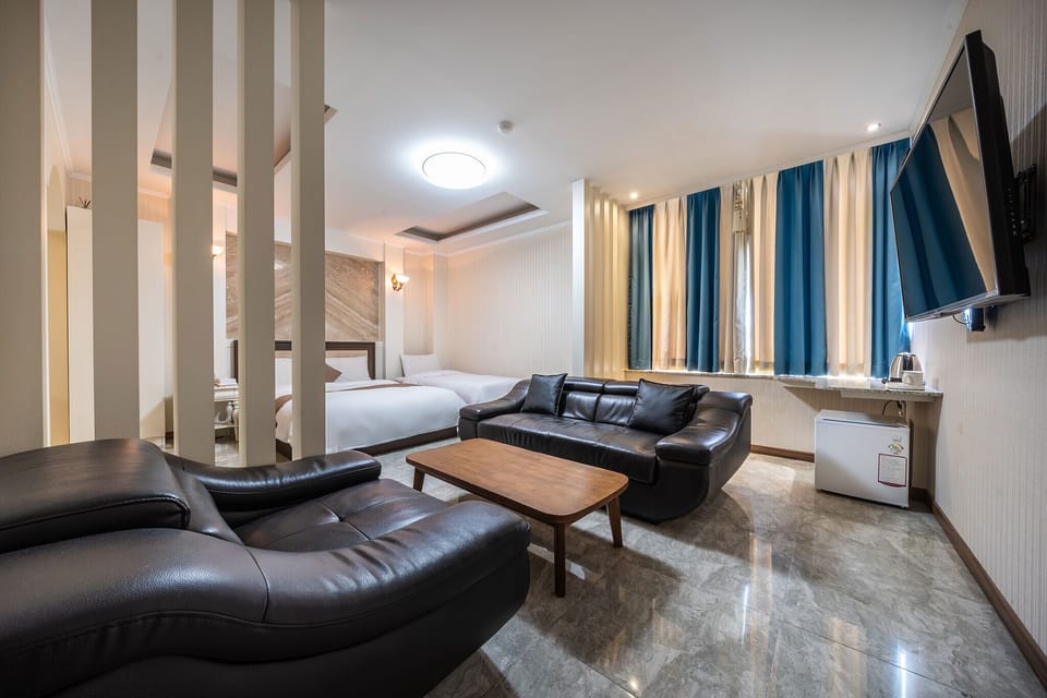 Superior Twin Room | Down comforters, individually furnished, laptop workspace, free WiFi