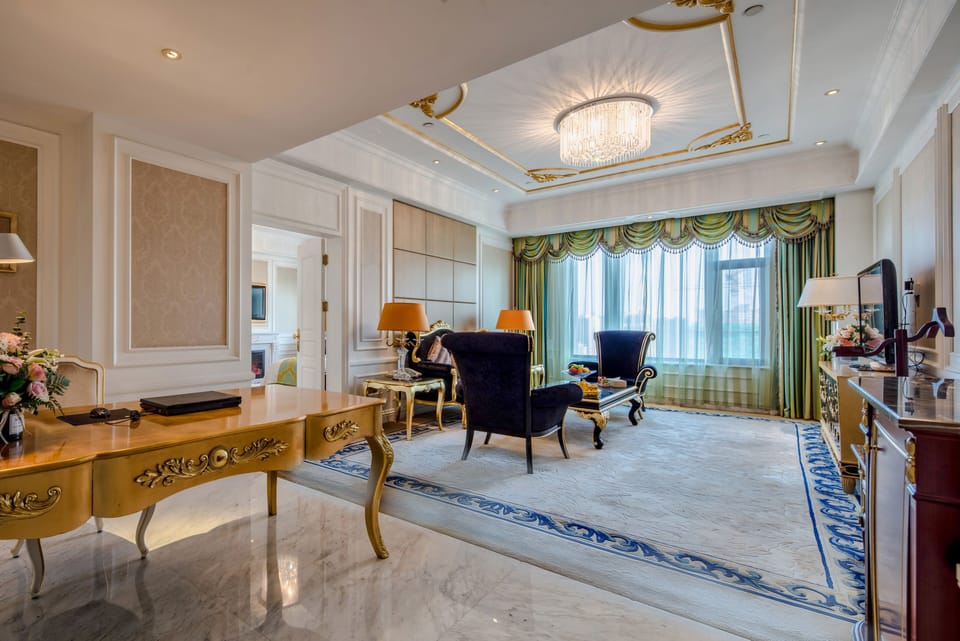 Executive Suite | Minibar, in-room safe, desk, blackout drapes