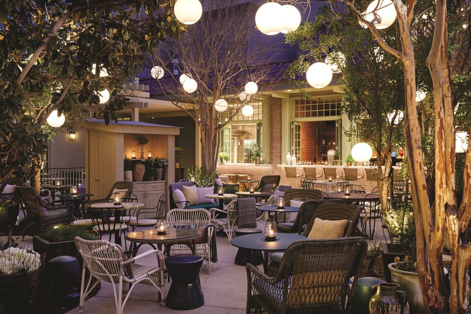 11 restaurants; breakfast, lunch, and dinner served