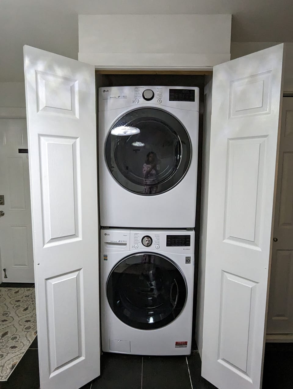 Full size washer dryer, conveniently located in the foyer