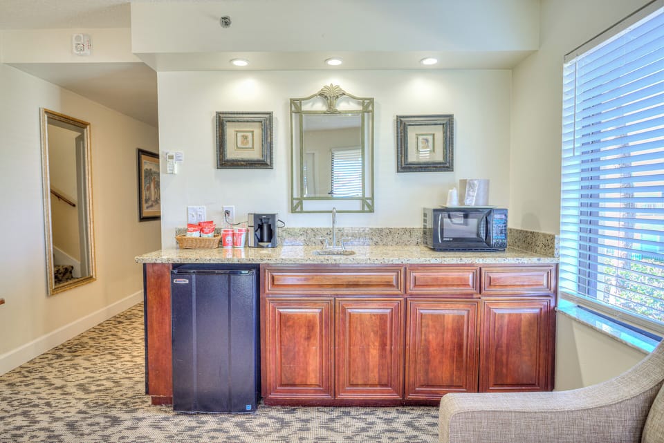 Two Story Townhouse Suite, Partial Oceanview, Jetted Tub | Living area | 32-inch flat-screen TV with satellite channels, TV