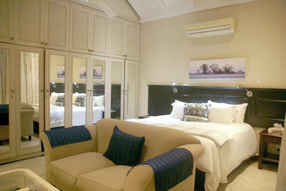 Deluxe Double Room, 2 Bedrooms | Desk, laptop workspace, blackout drapes, free WiFi