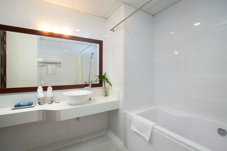 Royal Suite | Bathroom | Free toiletries, hair dryer, bathrobes, slippers
