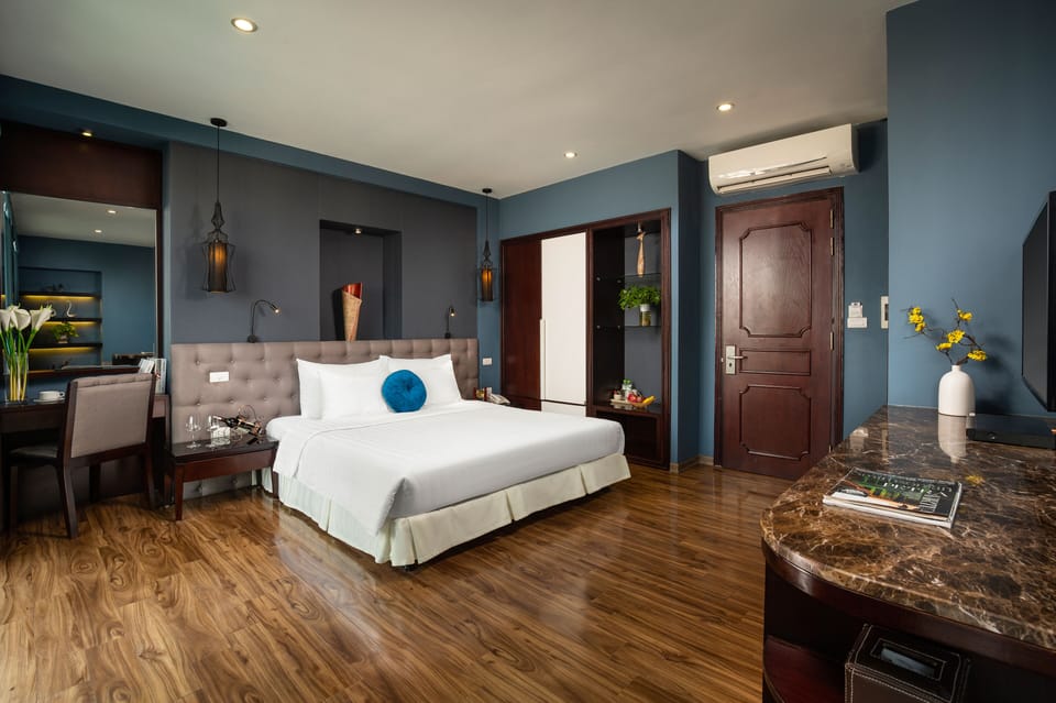 Royal Suite | Minibar, in-room safe, desk, blackout drapes