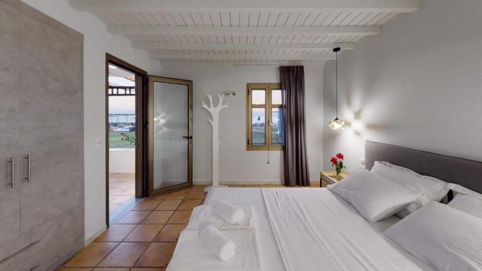 Deluxe Triple Room | In-room safe, individually decorated, desk, blackout drapes