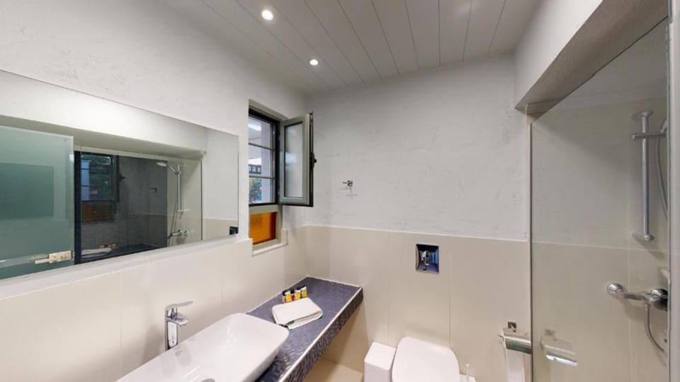 Executive Suite, 2 Bedrooms, Garden View, Garden Area | Bathroom | Rainfall showerhead, towels, soap, shampoo