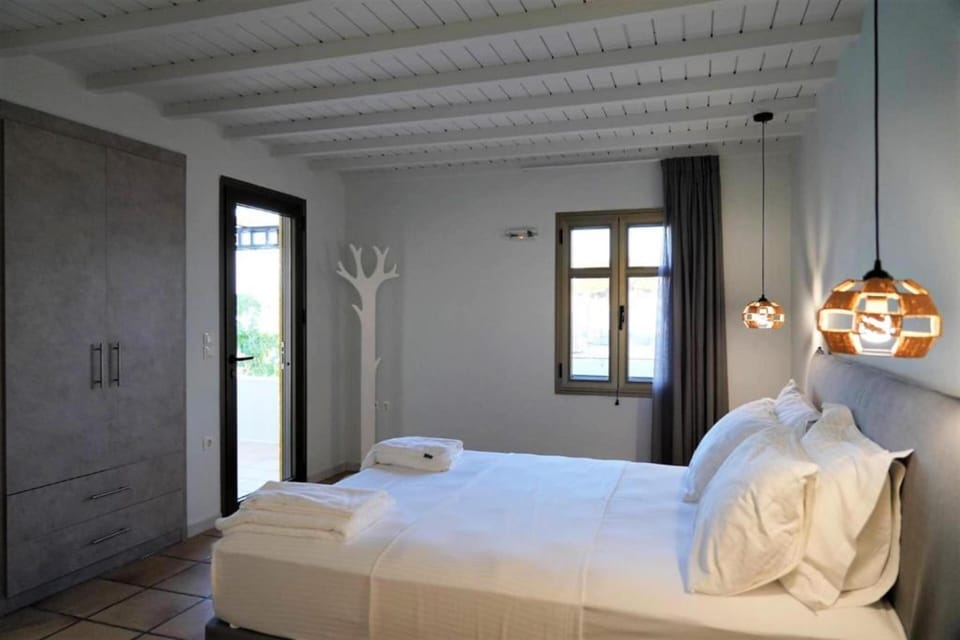 Deluxe Triple Room | In-room safe, individually decorated, desk, blackout drapes