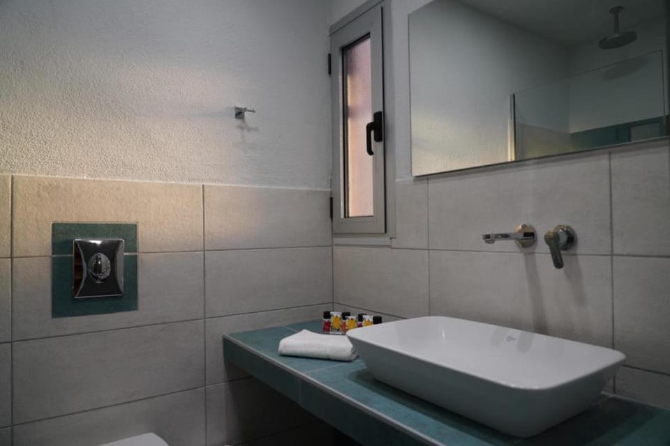Junior Suite, 2 Bedrooms, Pool View, Poolside | Bathroom | Rainfall showerhead, towels, soap, shampoo
