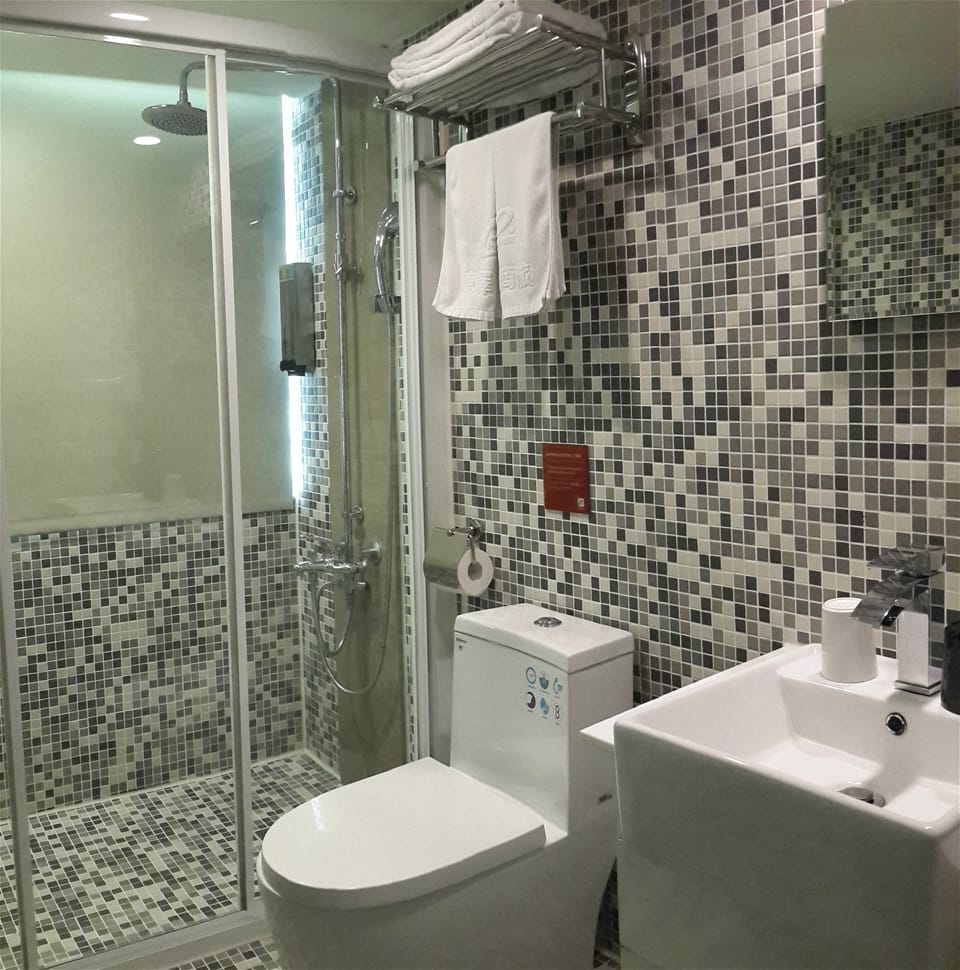 Standard Twin Room | Bathroom | Shower, hair dryer, slippers, towels