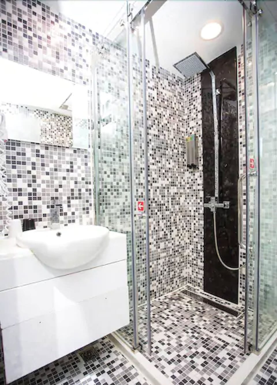 Deluxe Double Room | Bathroom | Shower, hair dryer, slippers, towels