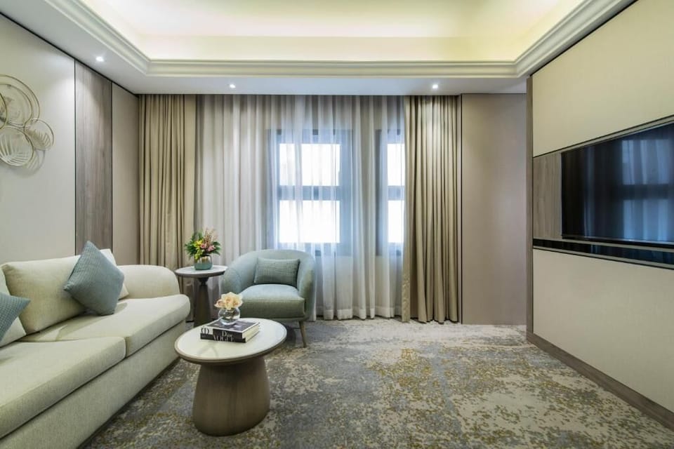 Classic Room | Living area | 52-inch LCD TV with satellite channels, TV