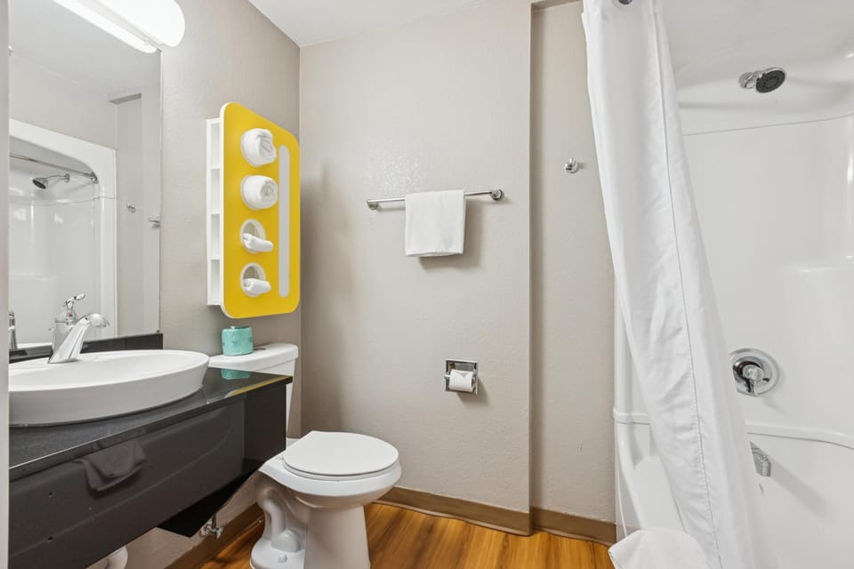 Combined shower/tub, towels