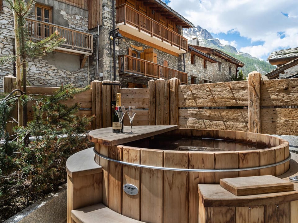 Outdoor spa tub