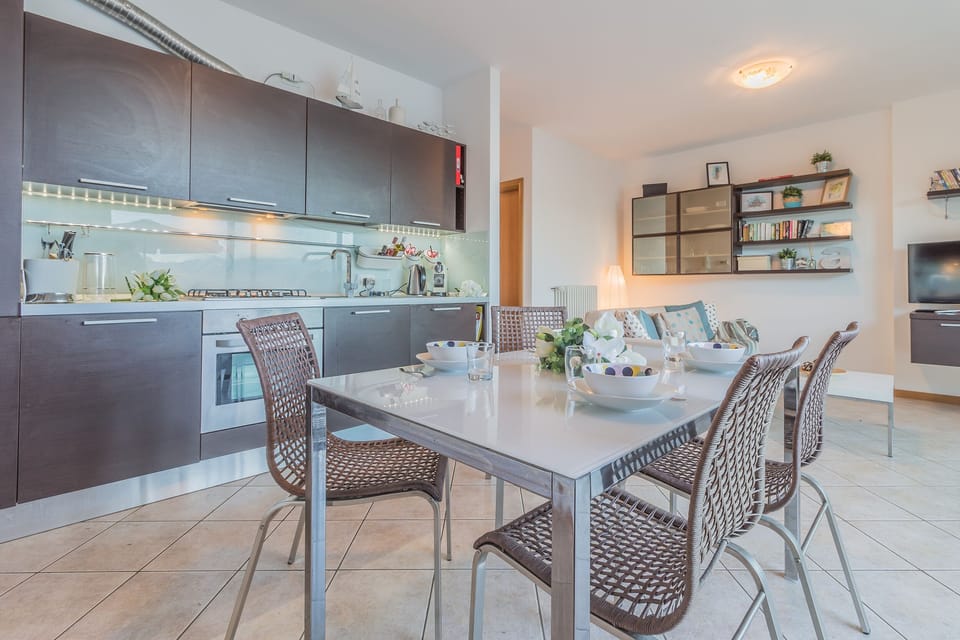Panoramic Apartment, Lake View | Private kitchen | Full-size fridge, microwave, oven, stovetop