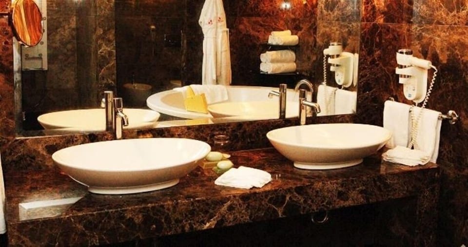 Penthouse | Bathroom | Free toiletries, hair dryer, bathrobes, slippers