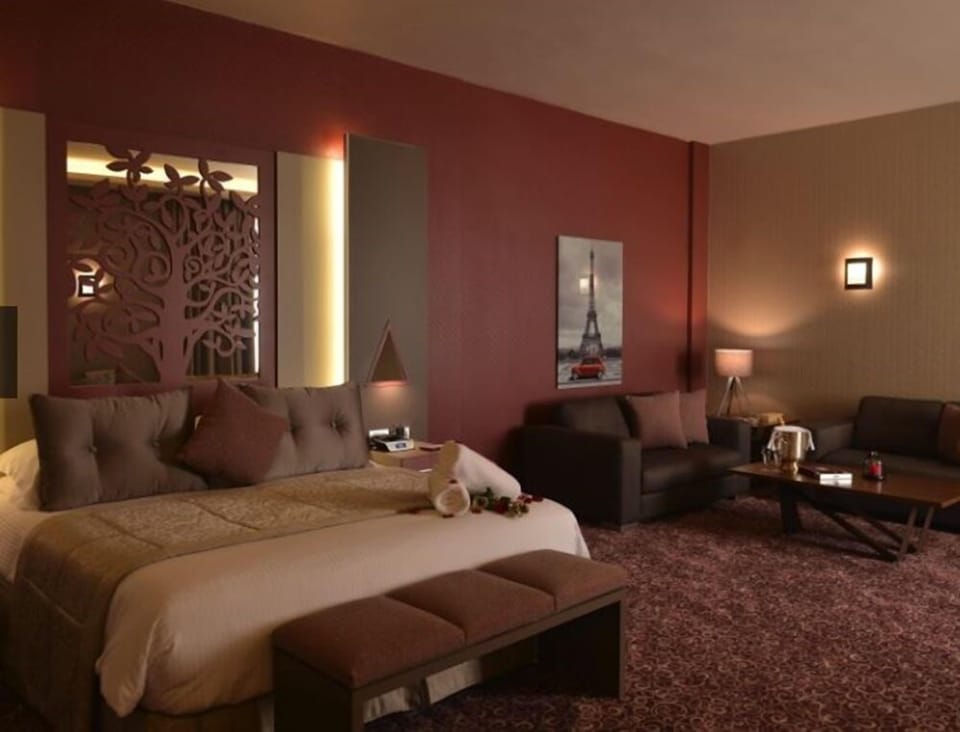 DIPLOMATIC SUITE CLUB FLOOR | Premium bedding, minibar, in-room safe, desk