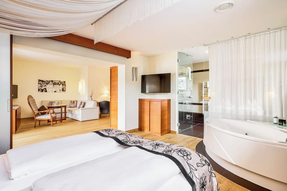 Suite, Balcony | Hypo-allergenic bedding, minibar, in-room safe, individually decorated