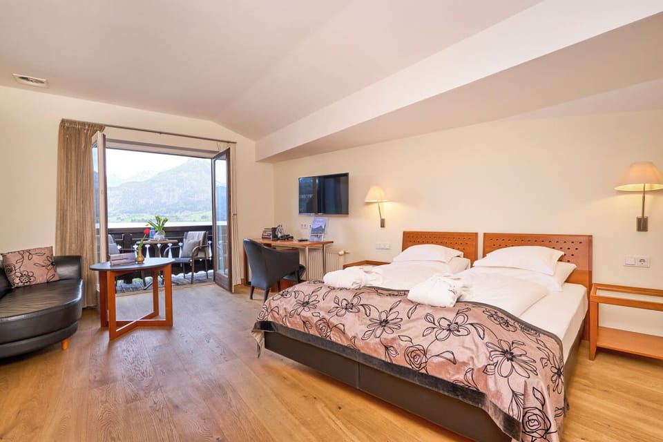 Hypo-allergenic bedding, minibar, in-room safe, individually decorated
